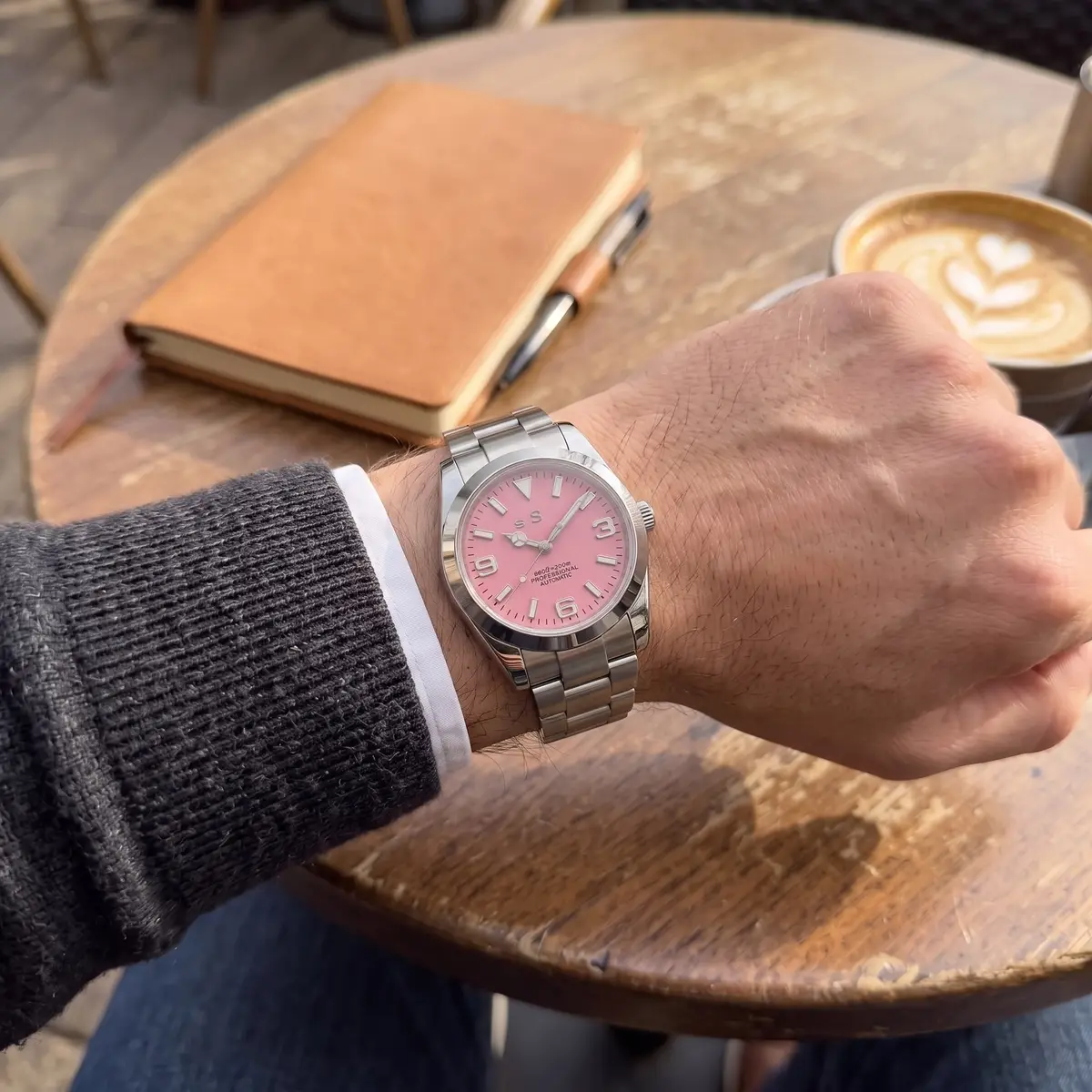 Seiko Mod Uhr DATE MOD | Stahl mit rosa Zifferblatt – Automatik – am Handgelenk – Wristshot – MedoMods