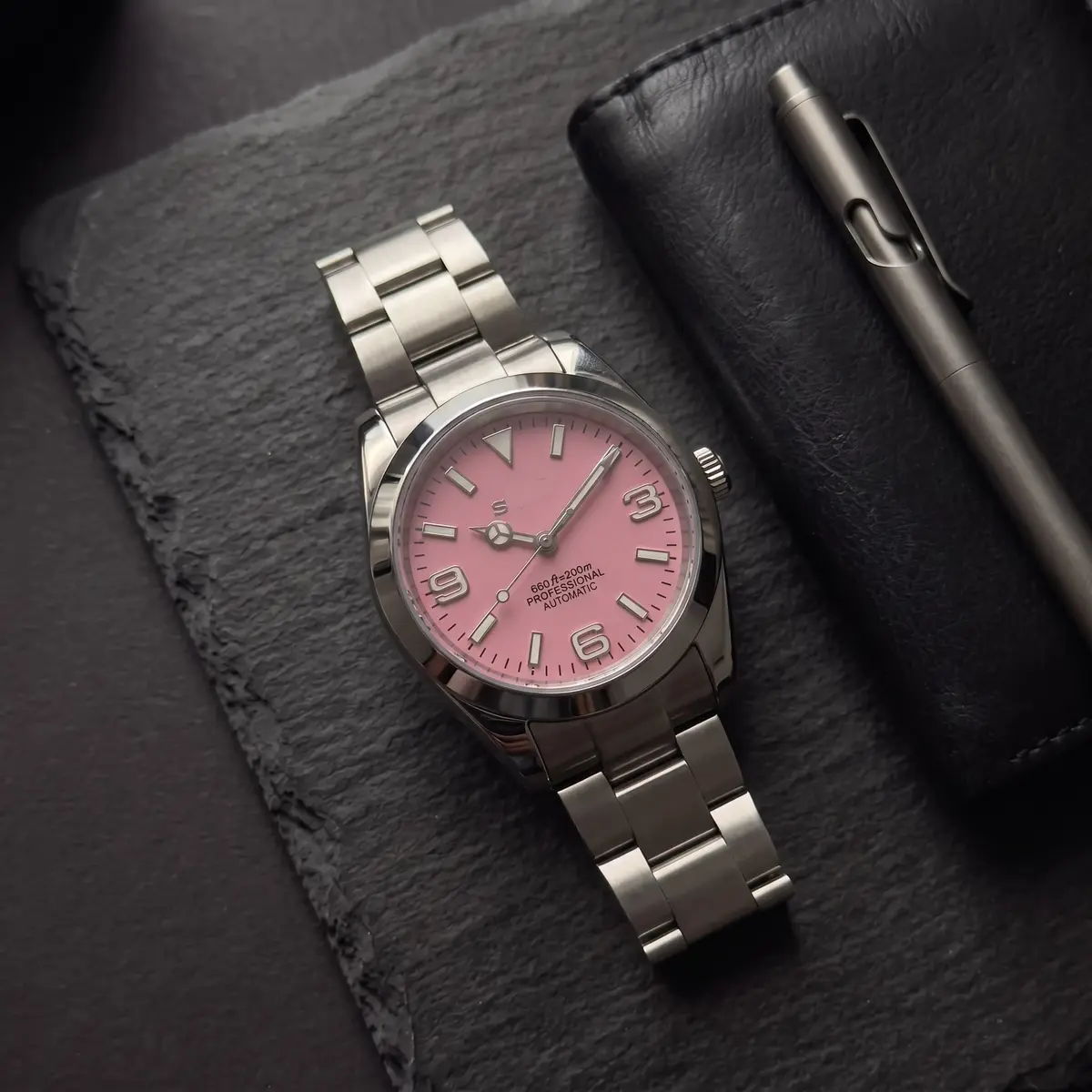 Seiko Mod Uhr DATE MOD | Stahl mit rosa Zifferblatt – Automatik – Flatlay auf Schiefer – MedoMods