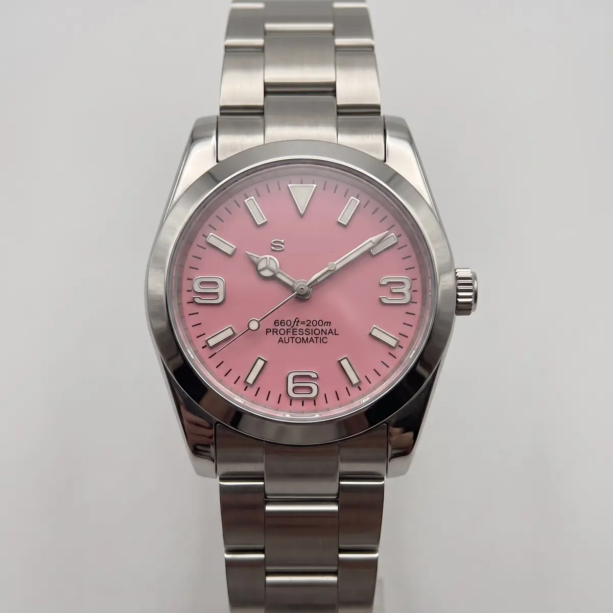 Seiko Mod Uhr DATE MOD | Stahl mit rosa Zifferblatt – Automatik – Zifferblatt Nahaufnahme – MedoMods