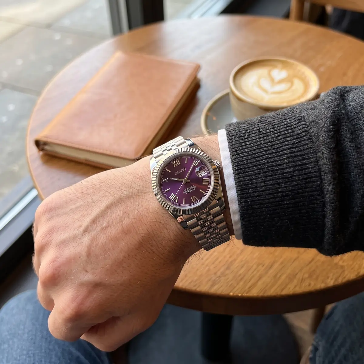 Seiko Mod Uhr DATE MOD | Stahl, violettes Zifferblatt mit römischen Ziffern – Automatik – am Handgelenk – Wristshot – MedoMods