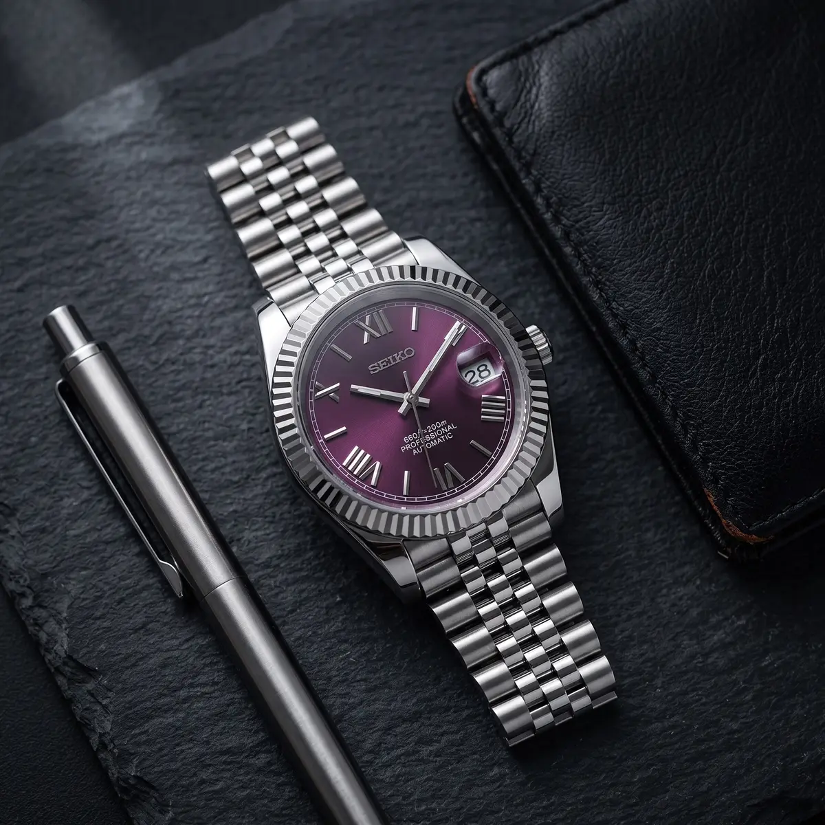 Seiko Mod Uhr DATE MOD | Stahl, violettes Zifferblatt mit römischen Ziffern – Automatik – Flatlay auf Schiefer – MedoMods