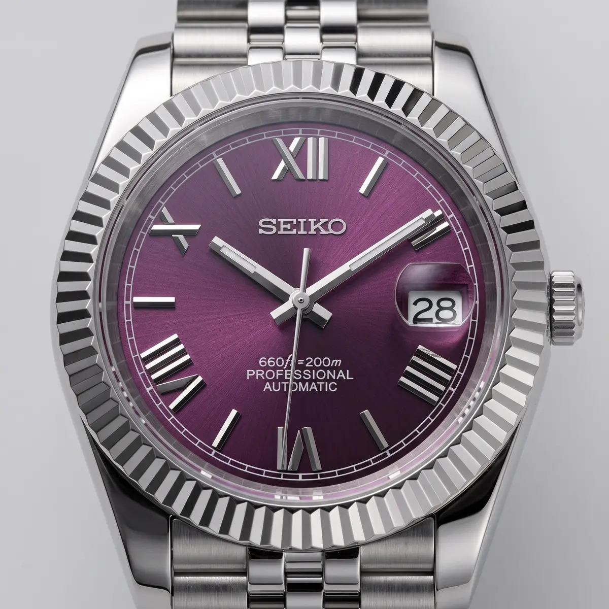 Seiko Mod Uhr DATE MOD | Stahl, violettes Zifferblatt mit römischen Ziffern – Automatik – Zifferblatt Nahaufnahme – MedoMods
