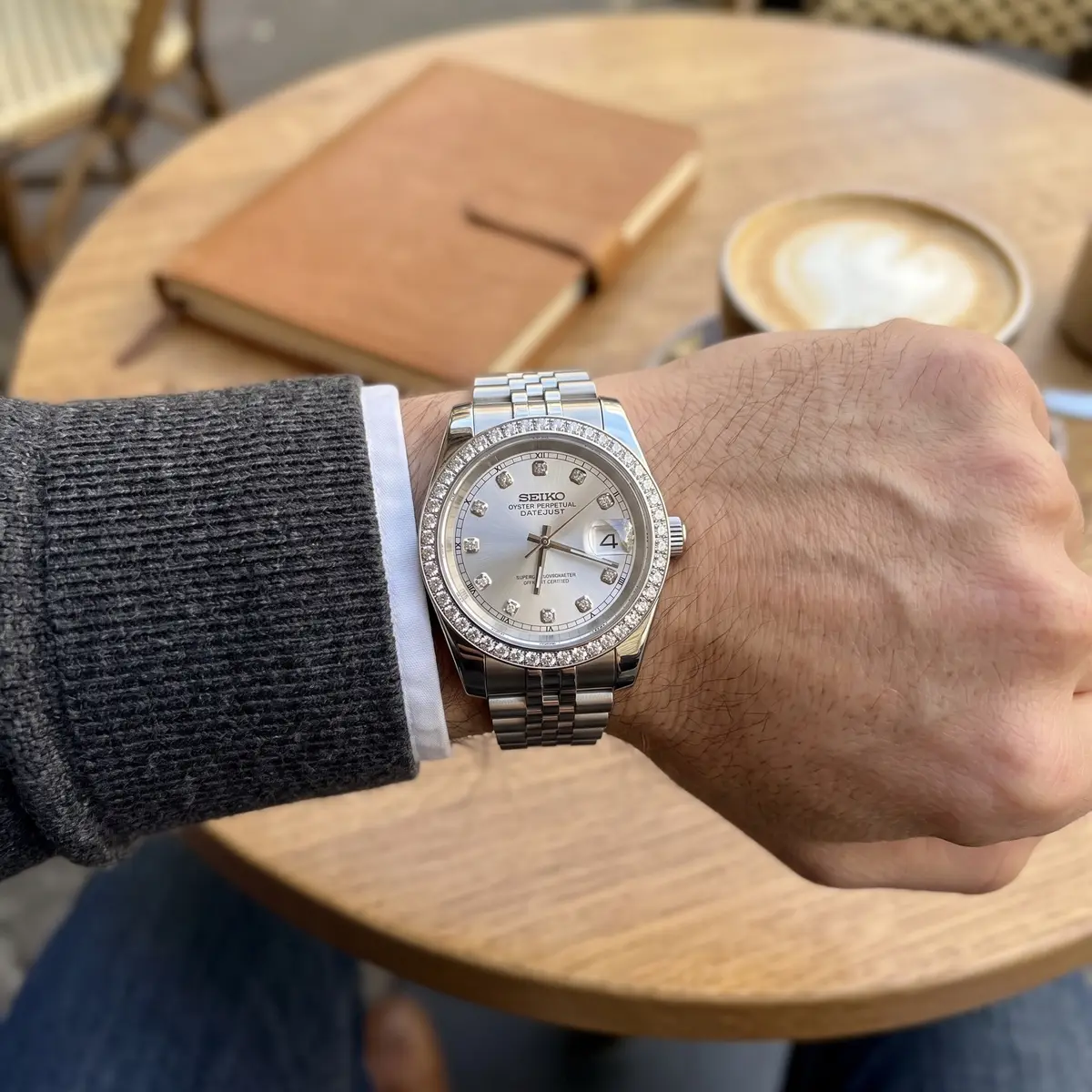 Seiko Mod Uhr DATE MOD | Stahl, silbernes Zifferblatt mit Diamanten – Automatikwerk – am Handgelenk – Wristshot – MedoMods