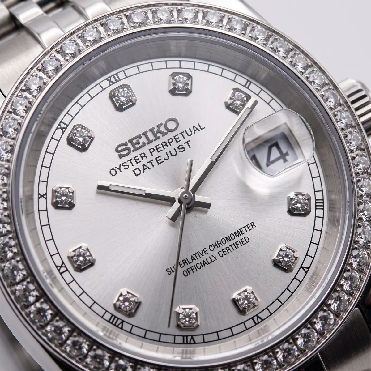 Seiko Mod Uhr DATE MOD | Stahl, silbernes Zifferblatt mit Diamanten – Automatikwerk – Zifferblatt Nahaufnahme – MedoMods
