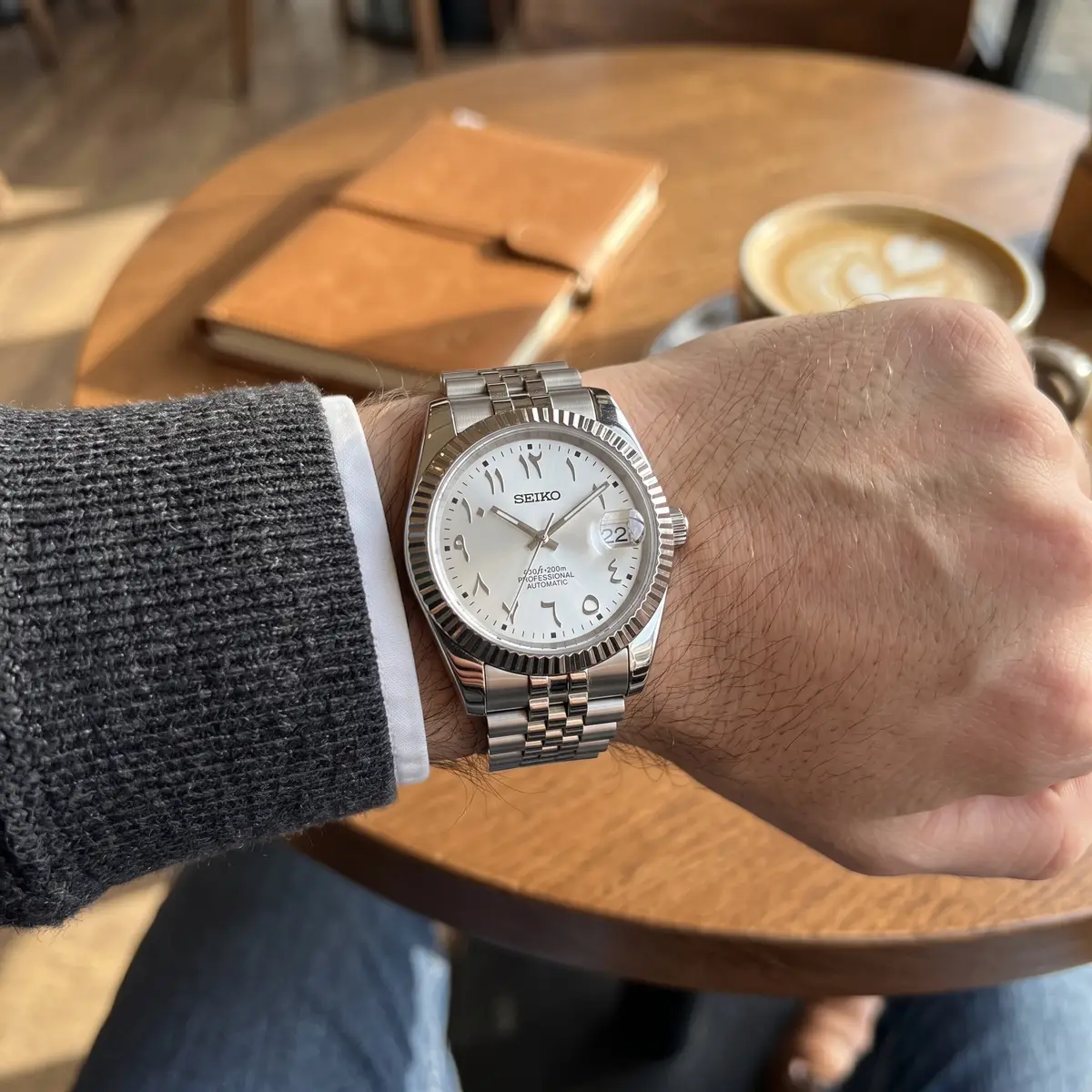 Seiko Mod Uhr DATE MOD | Stahl, weißes Zifferblatt mit arabischen Ziffern – Automatik – am Handgelenk – Wristshot – MedoMods
