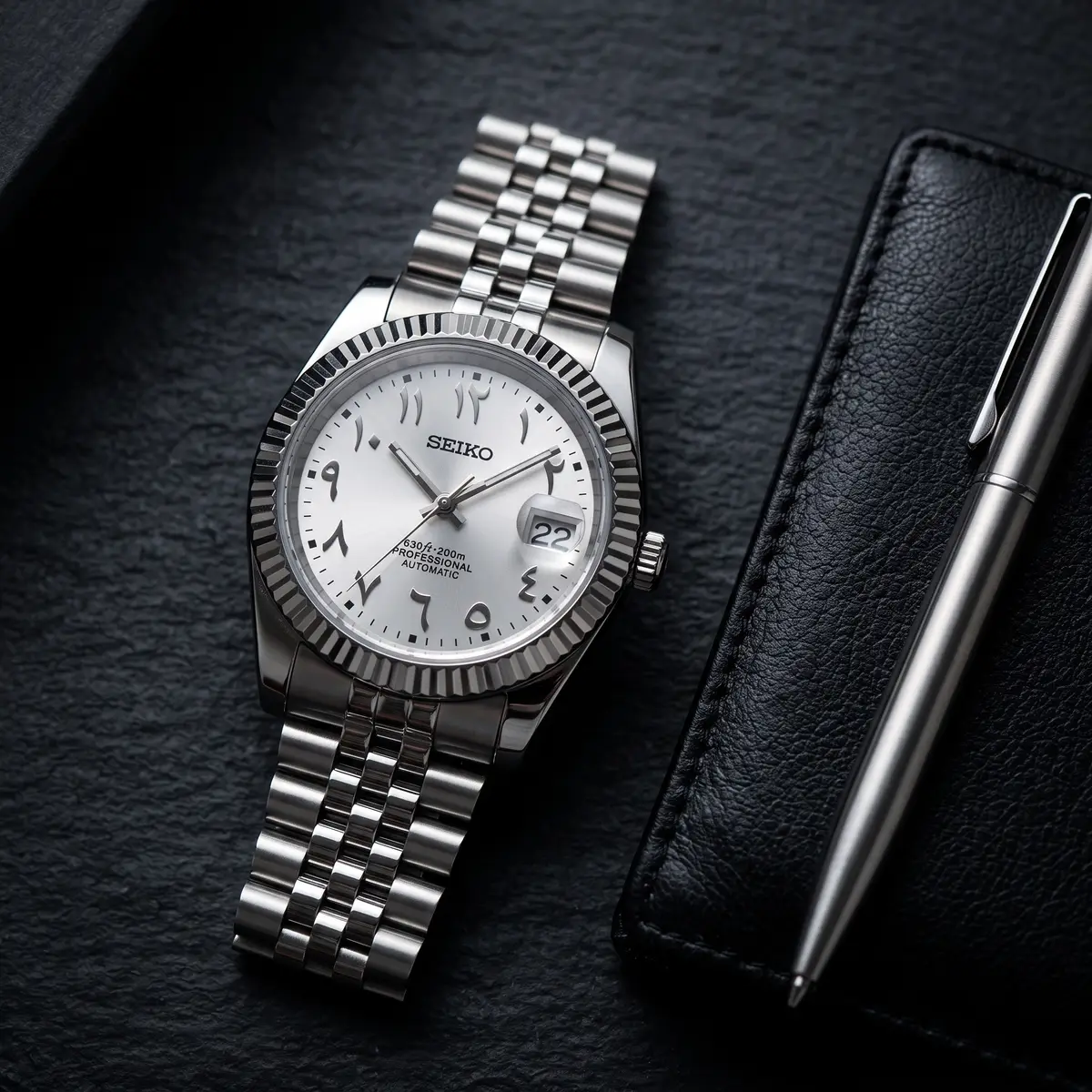 Seiko Mod Uhr DATE MOD | Stahl, weißes Zifferblatt mit arabischen Ziffern – Automatik – Flatlay auf Schiefer – MedoMods
