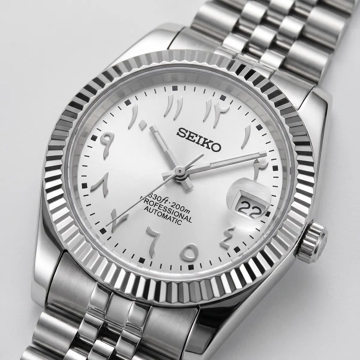 Seiko Mod Uhr DATE MOD | Stahl, weißes Zifferblatt mit arabischen Ziffern – Automatik – Zifferblatt Nahaufnahme – MedoMods