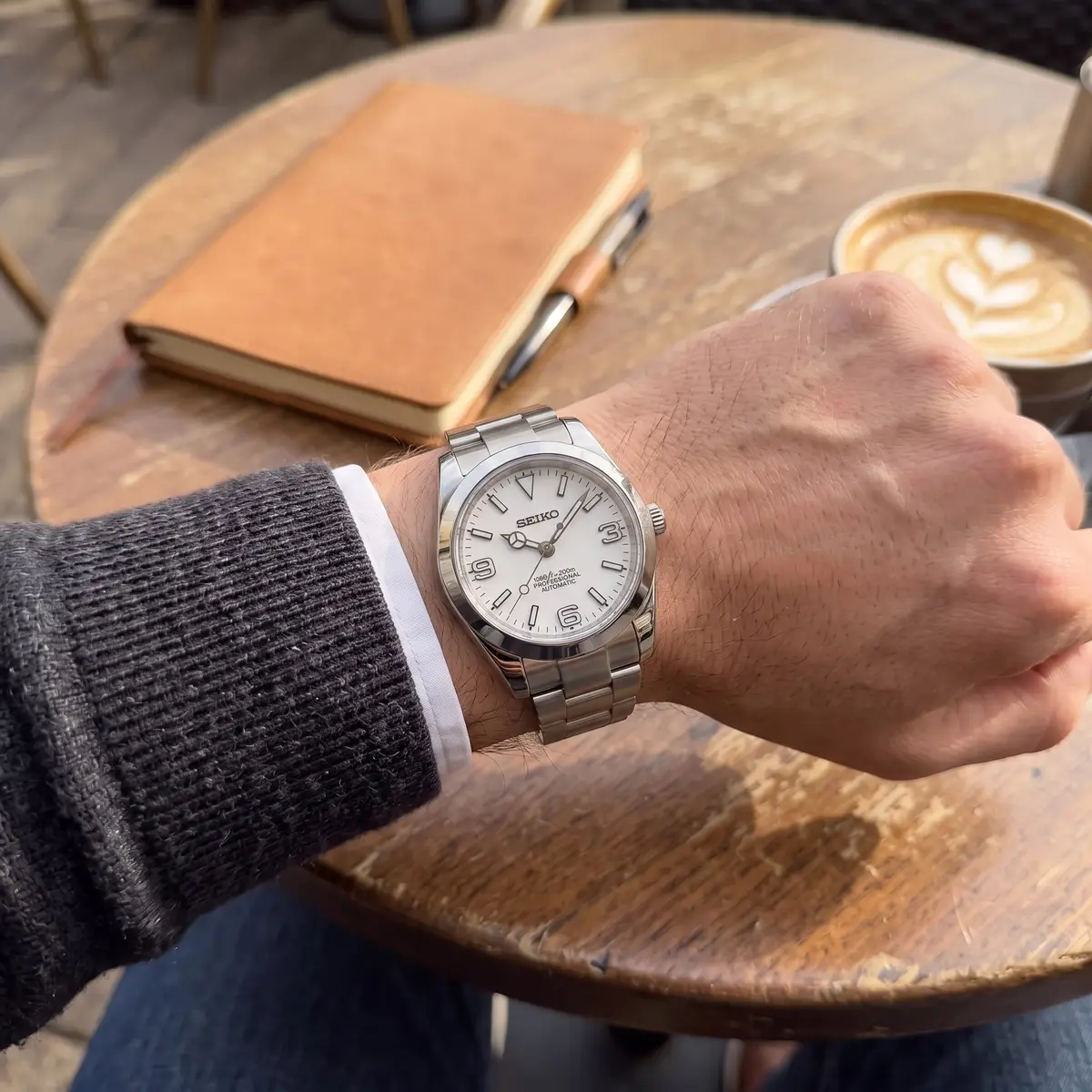 Seiko Mod Uhr DATE MOD | Stahl, weißes Zifferblatt – Automatik – am Handgelenk – Wristshot – MedoMods