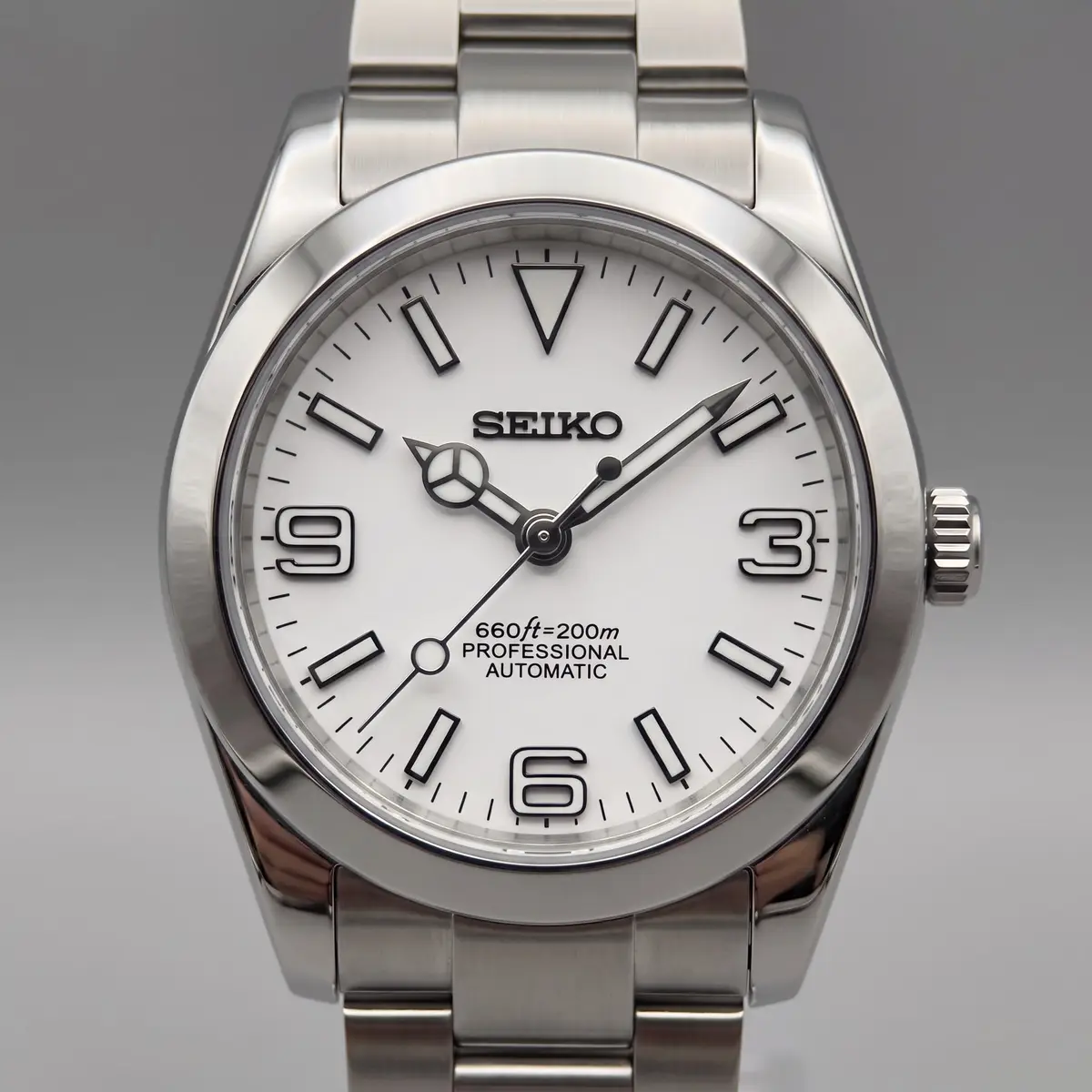 Seiko Mod Uhr DATE MOD | Stahl, weißes Zifferblatt – Automatik – Zifferblatt Nahaufnahme – MedoMods