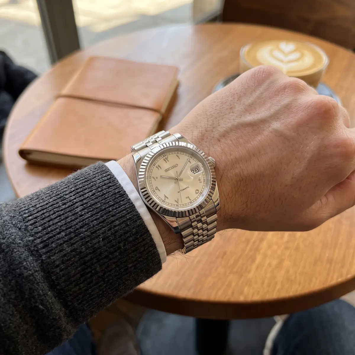 Seiko Mod Uhr DATE MOD | Zifferblatt aus Stahl mit weißer Struktur – Automatikwerk – am Handgelenk – Wristshot – MedoMods