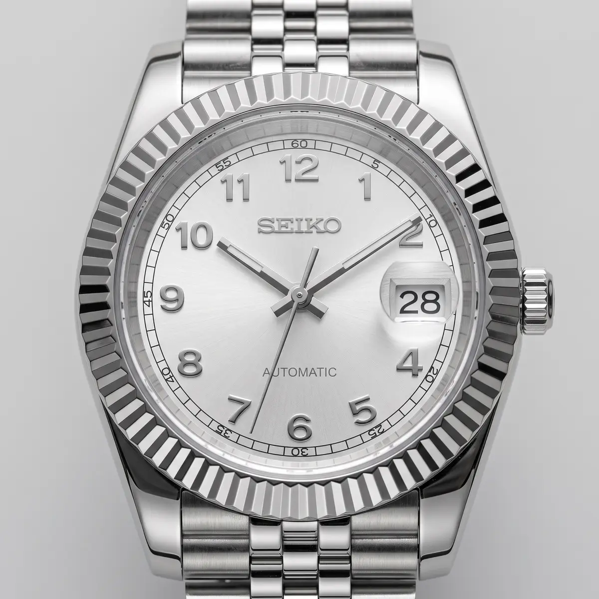Seiko Mod Uhr DATE MOD | Zifferblatt aus Stahl mit weißer Struktur – Automatikwerk – Zifferblatt Nahaufnahme – MedoMods