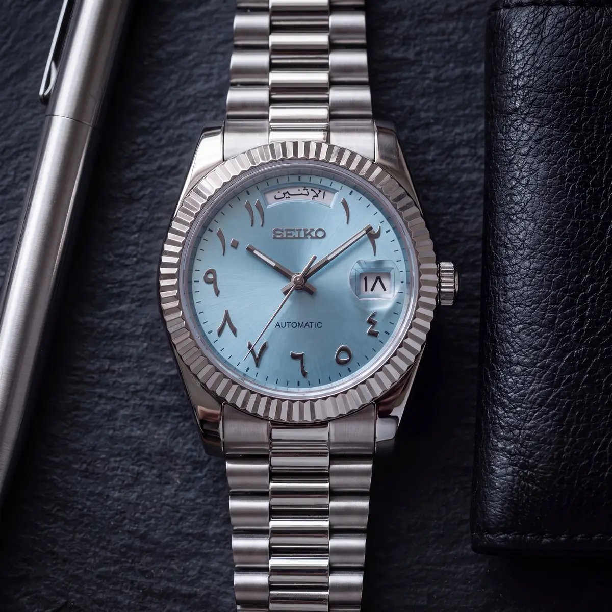 DAY MOD – BABYBLAU, ARABISCHE ZIFFERN – liegende Uhr
