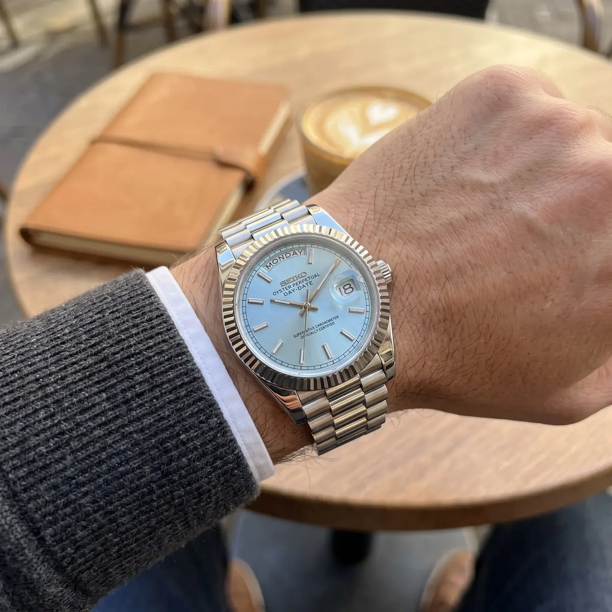 Seiko Mod Uhr DAY MOD – BABYBLAU – am Handgelenk – Wristshot – MedoMods