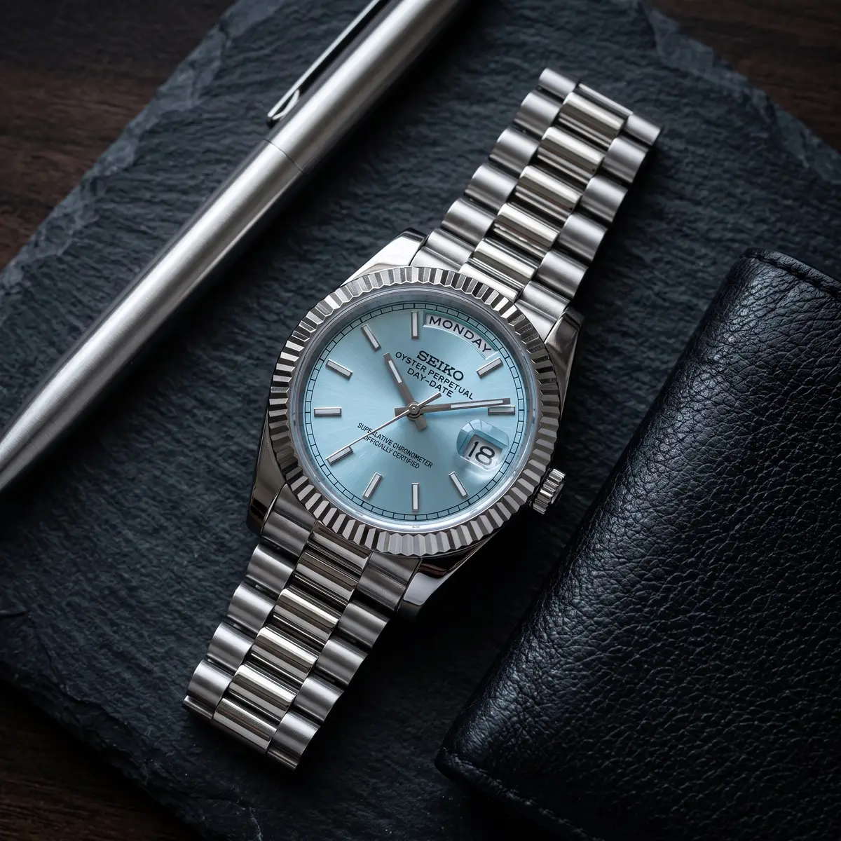 Seiko Mod Uhr DAY MOD – BABYBLAU – Flatlay auf Schiefer – MedoMods