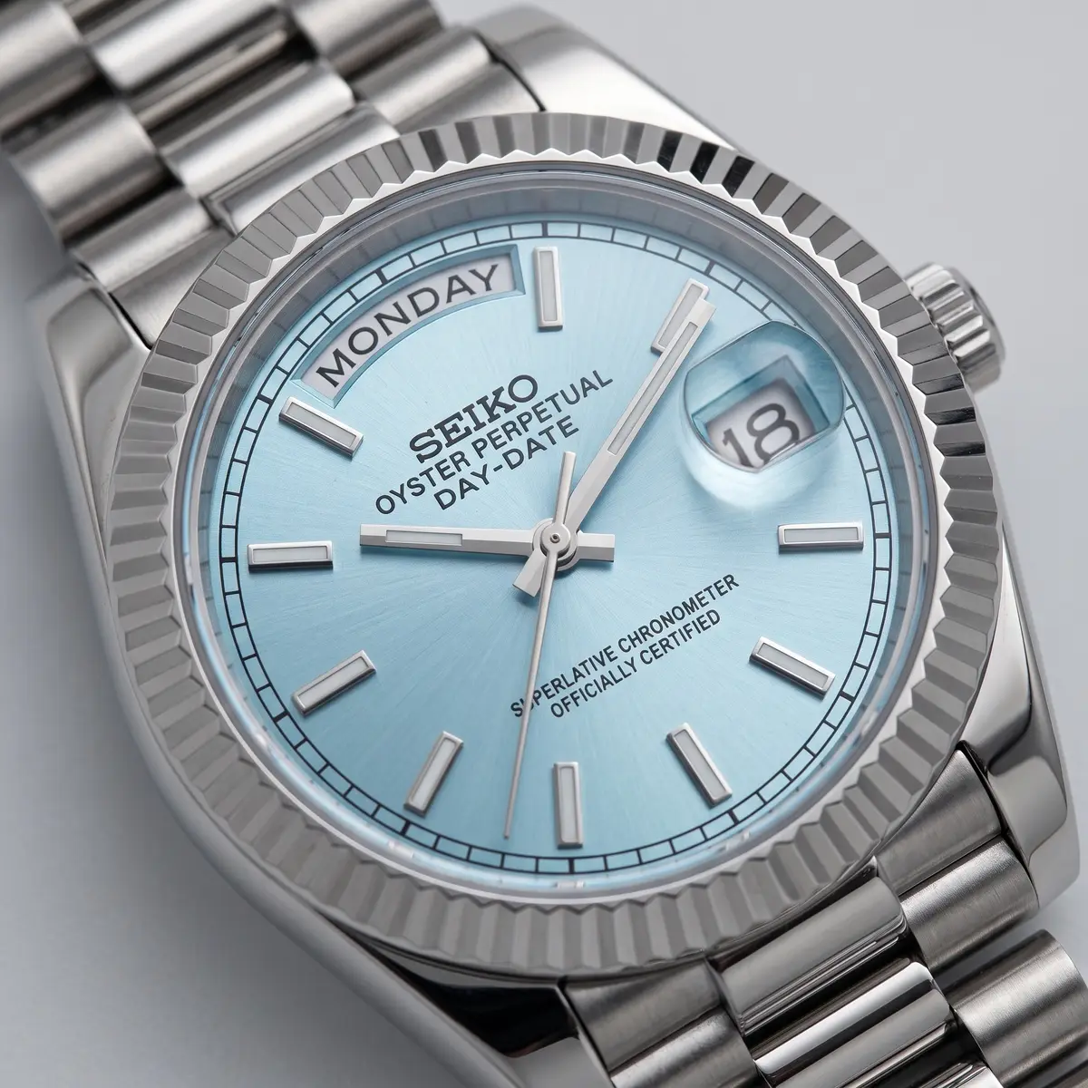 Seiko Mod Uhr DAY MOD – BABYBLAU – Zifferblatt Nahaufnahme – MedoMods