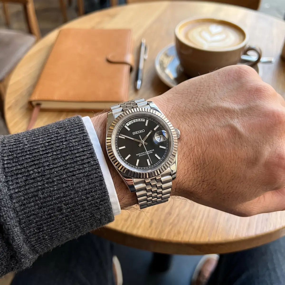 Seiko Mod Uhr DAY MOD – SCHWARZ – am Handgelenk – Wristshot – MedoMods