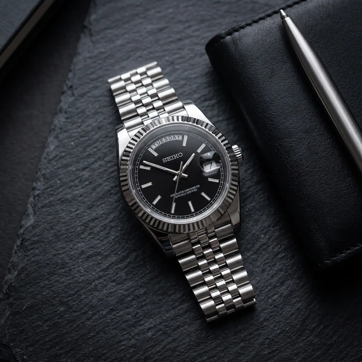 Seiko Mod Uhr DAY MOD – SCHWARZ – Flatlay auf Schiefer – MedoMods