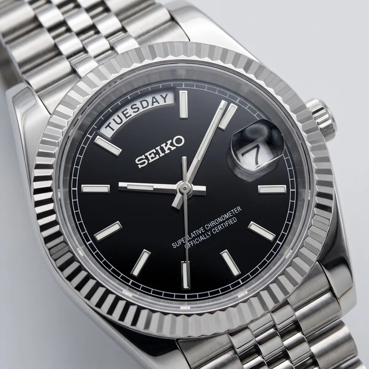 Seiko Mod Uhr DAY MOD – SCHWARZ – Zifferblatt Nahaufnahme – MedoMods