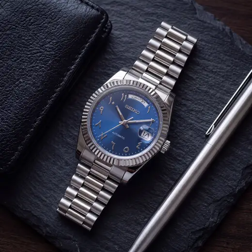 DAY MOD - AZUL REAL, NÚMEROS ARÁBIGOS – reloj sobre una superficie