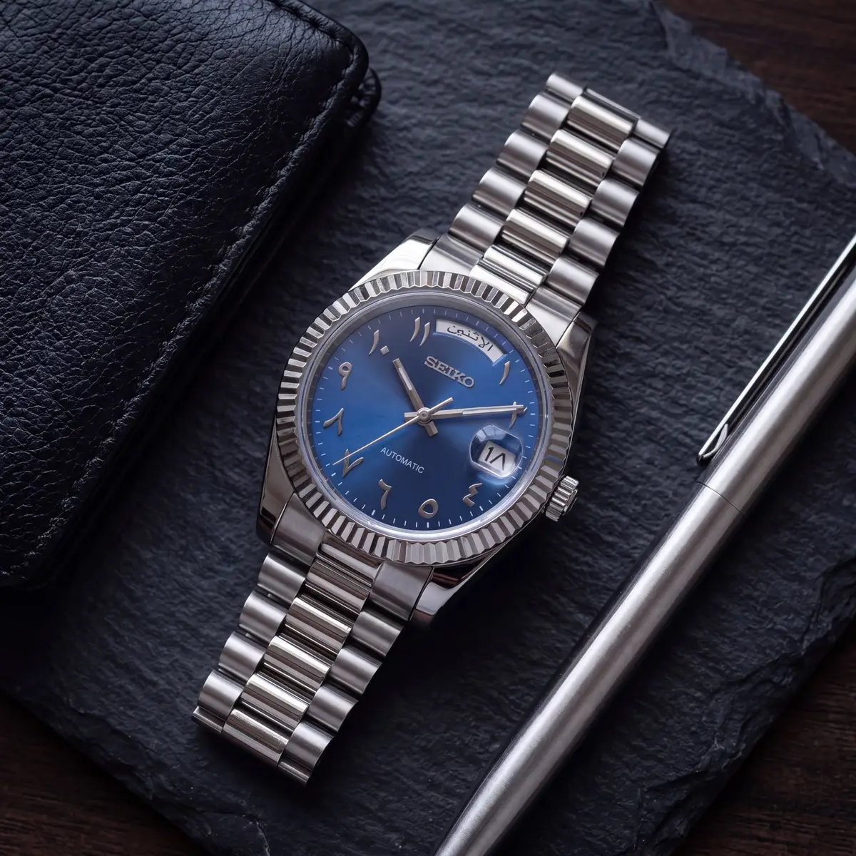 DAY MOD - AZUL REAL, NÚMEROS ARÁBIGOS – reloj sobre una superficie