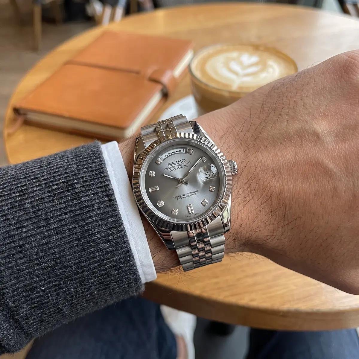 Seiko Mod Uhr DAY MOD – Graues arabisches Tagesrad •⁠ Automatik – am Handgelenk – Wristshot – MedoMods
