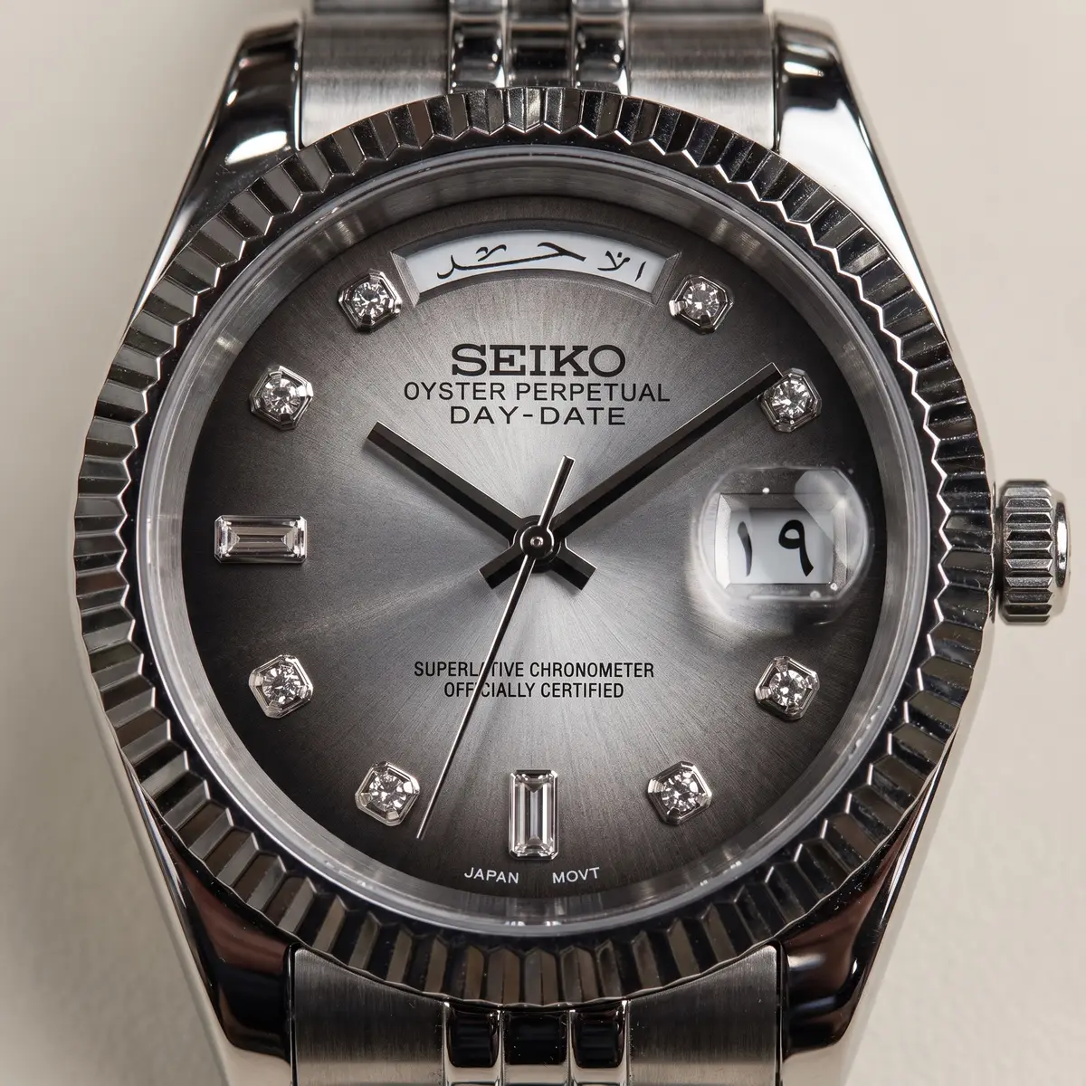 Seiko Mod Uhr DAY MOD – Graues arabisches Tagesrad • Automatik – Zifferblatt Nahaufnahme – MedoMods