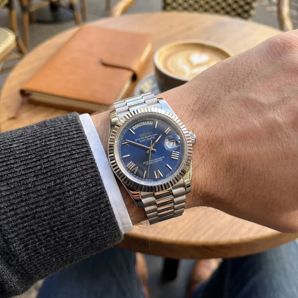 Seiko Mod Uhr DAY MOD – OCEAN BLUE ROMAN – am Handgelenk – Wristshot – MedoMods