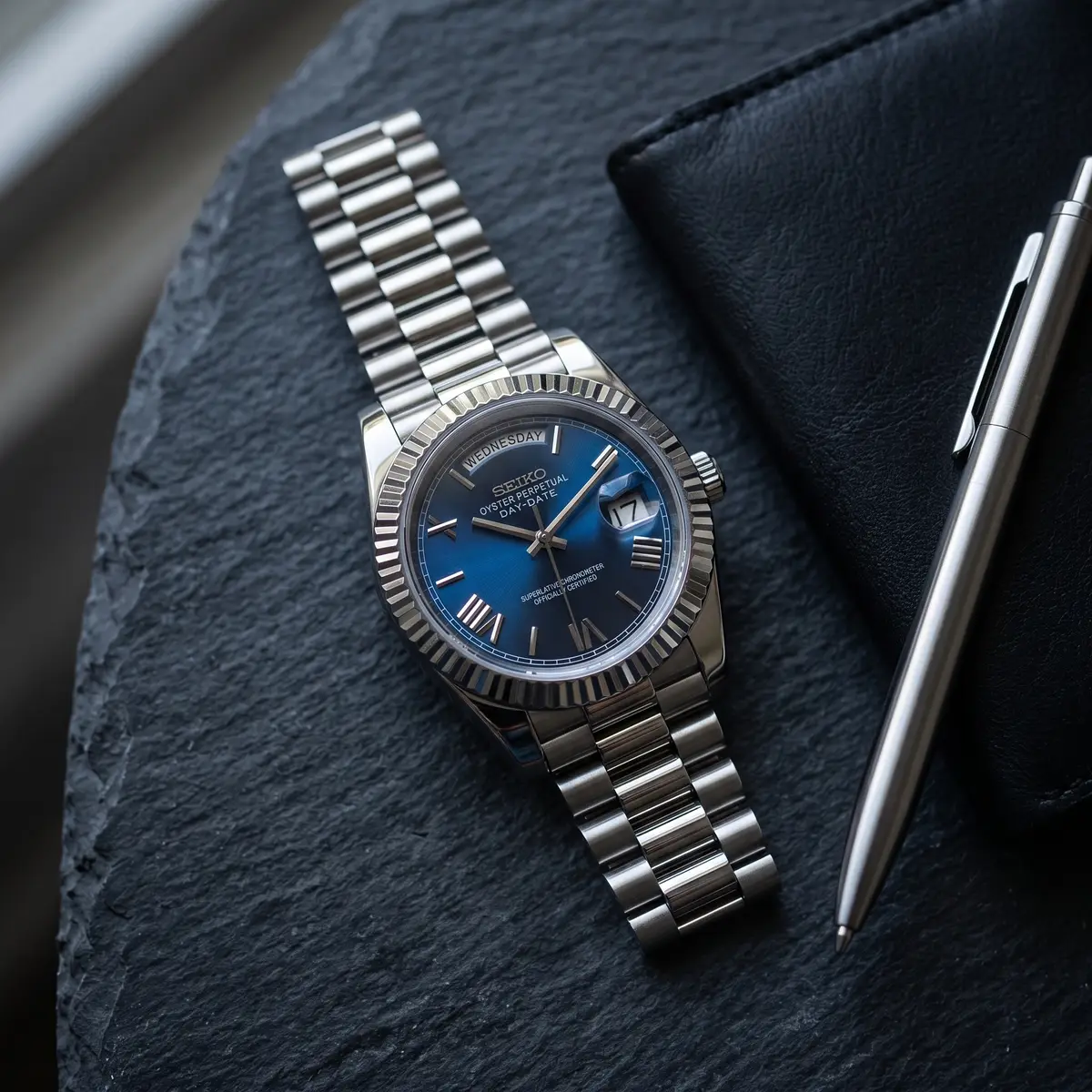 Seiko Mod Uhr DAY MOD – OCEAN BLUE ROMAN – Flatlay auf Schiefer – MedoMods