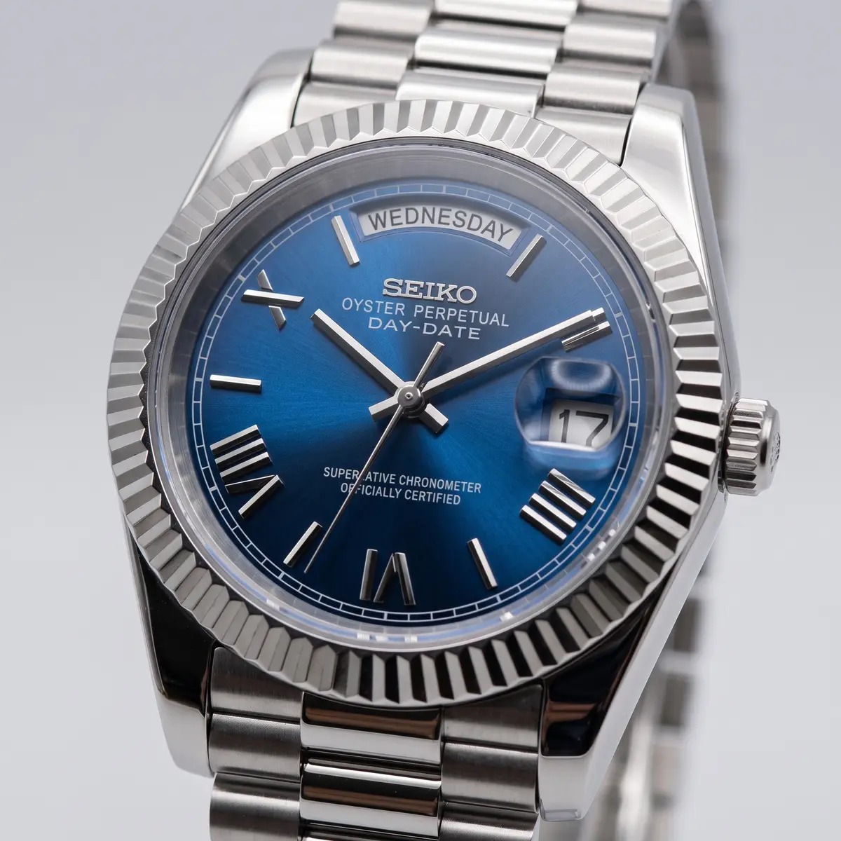 Seiko Mod Uhr DAY MOD – OCEAN BLUE ROMAN – Zifferblatt Nahaufnahme – MedoMods
