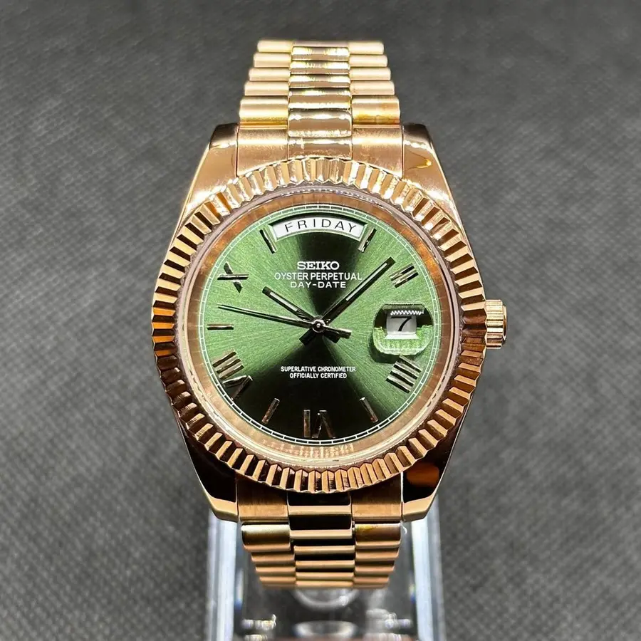 DAY MOD – Quadrante romano verde oliva con effetto sunburst • Automatico