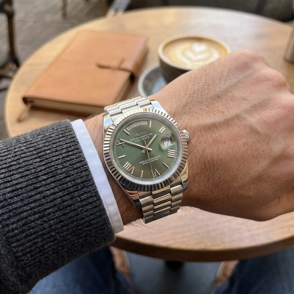 Seiko Mod Uhr DAY MOD – OLIVE ROMAN – am Handgelenk – Wristshot – MedoMods