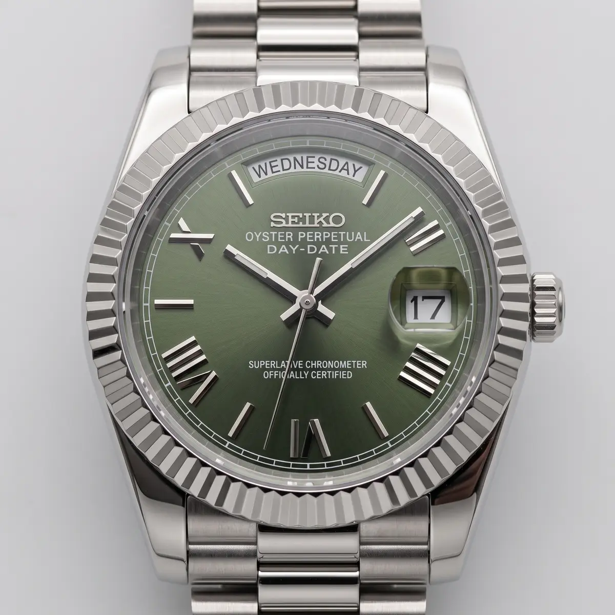 Seiko Mod Uhr DAY MOD – OLIVE ROMAN – Zifferblatt Nahaufnahme – MedoMods