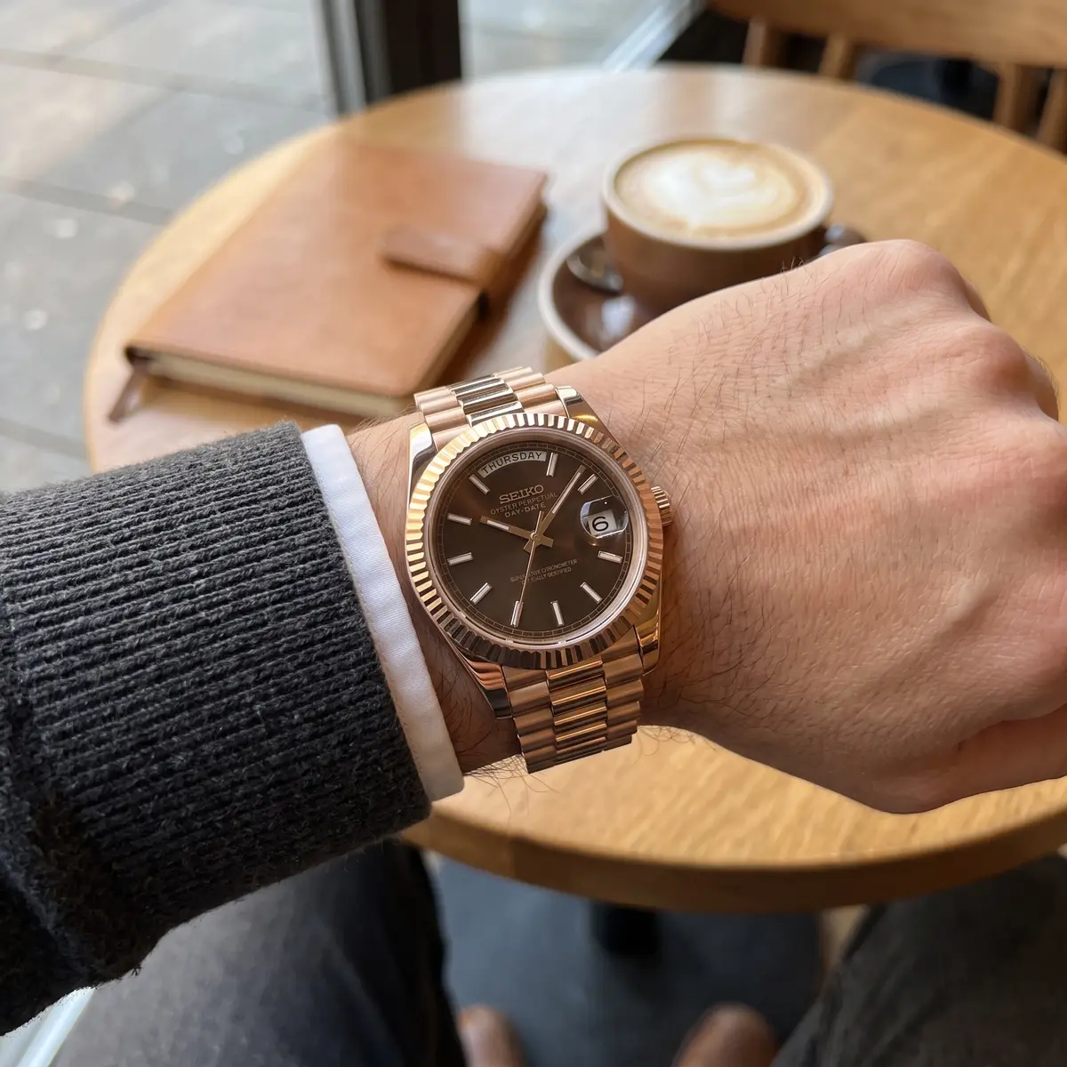 Seiko Mod Uhr DAY MOD – ROSÉGOLD – SCHOKOLADENBRAUN – am Handgelenk – Wristshot – MedoMods