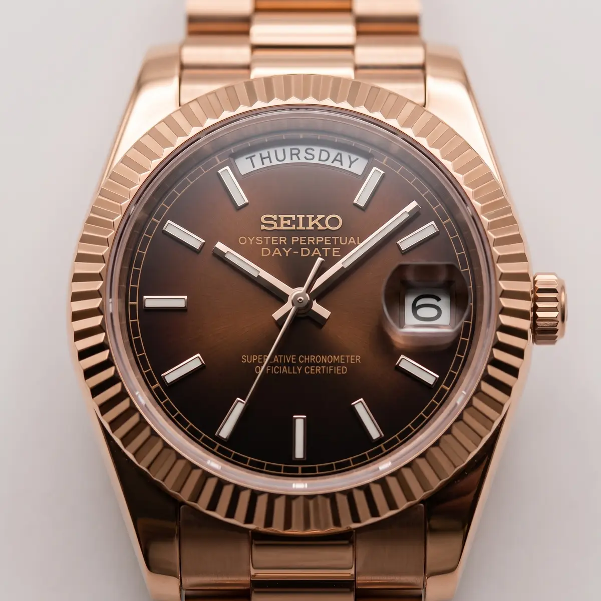 Seiko Mod Uhr DAY MOD – ROSÉGOLD – SCHOKOLADENBRAUN – Zifferblatt Nahaufnahme – MedoMods