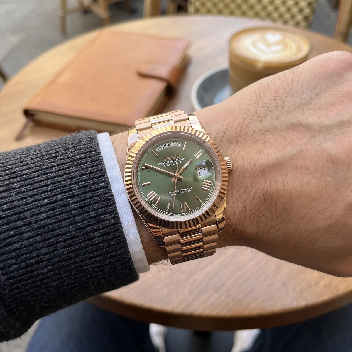 Seiko Mod Uhr DAY MOD – ROSÉGOLD – OLIV – am Handgelenk – Wristshot – MedoMods