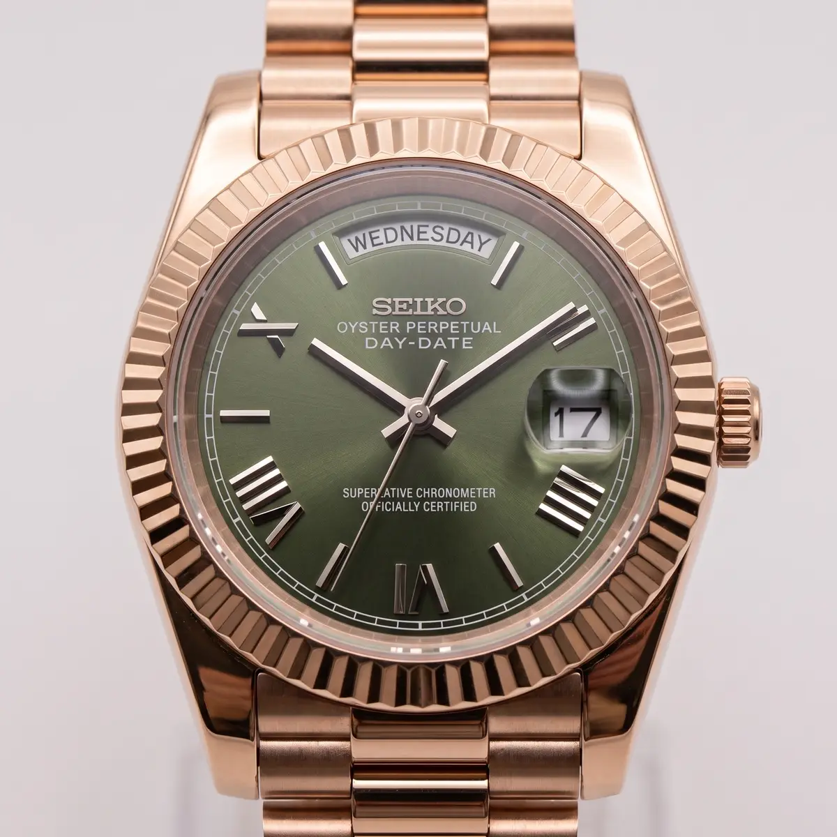 Seiko Mod Uhr DAY MOD – ROSÉGOLD – OLIV – Zifferblatt Nahaufnahme – MedoMods