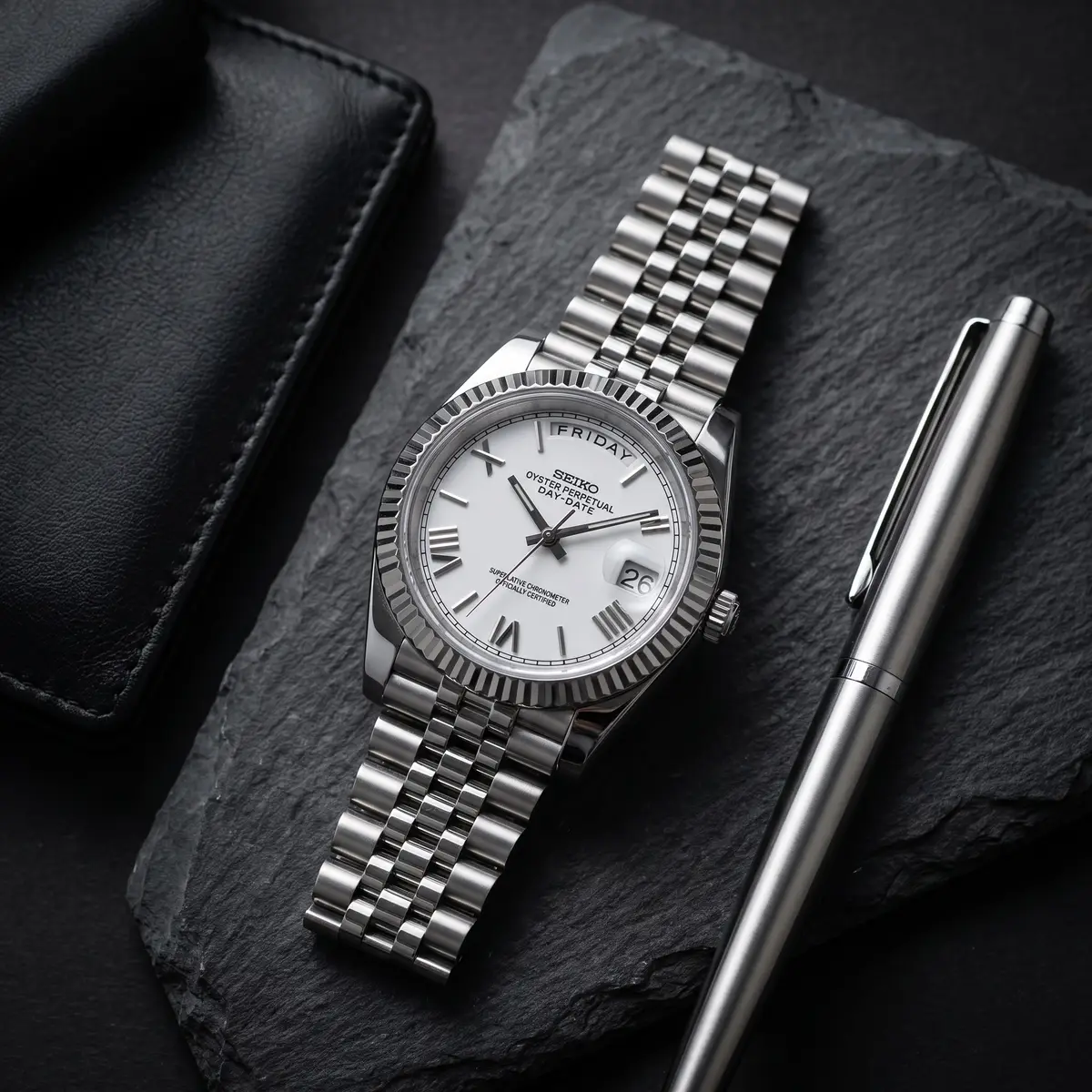 Seiko Mod Uhr DAY MOD – SILBER ROMAN – Flatlay auf Schiefer – MedoMods