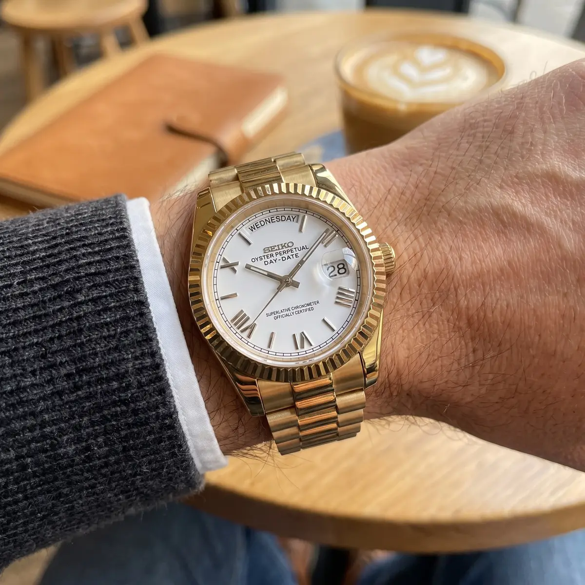 Seiko Mod Uhr DAY MOD – Weißes Zifferblatt im römischen Stil •⁠ Automatikwerk – am Handgelenk – Wristshot – MedoMods
