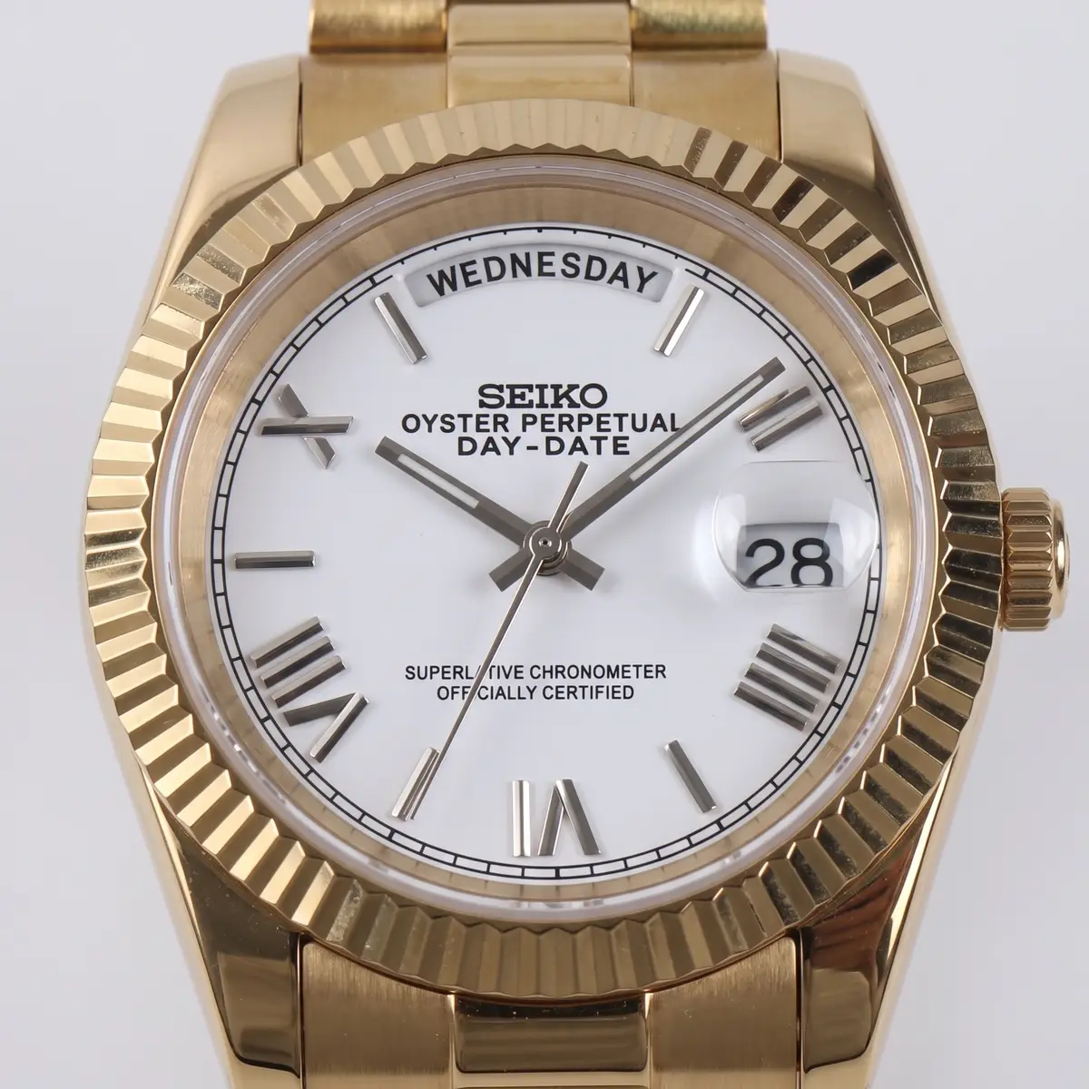 Seiko Mod Uhr DAY MOD – Weißes Zifferblatt im römischen Stil •⁠ Automatikwerk – Zifferblatt Nahaufnahme – MedoMods