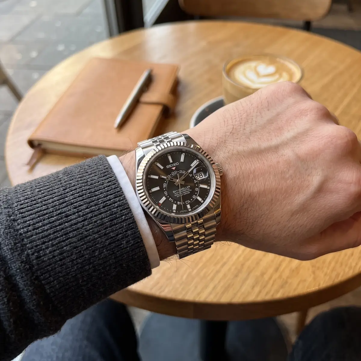 Seiko Mod Uhr DWELLER MOD – SCHWARZ – am Handgelenk – Wristshot – MedoMods