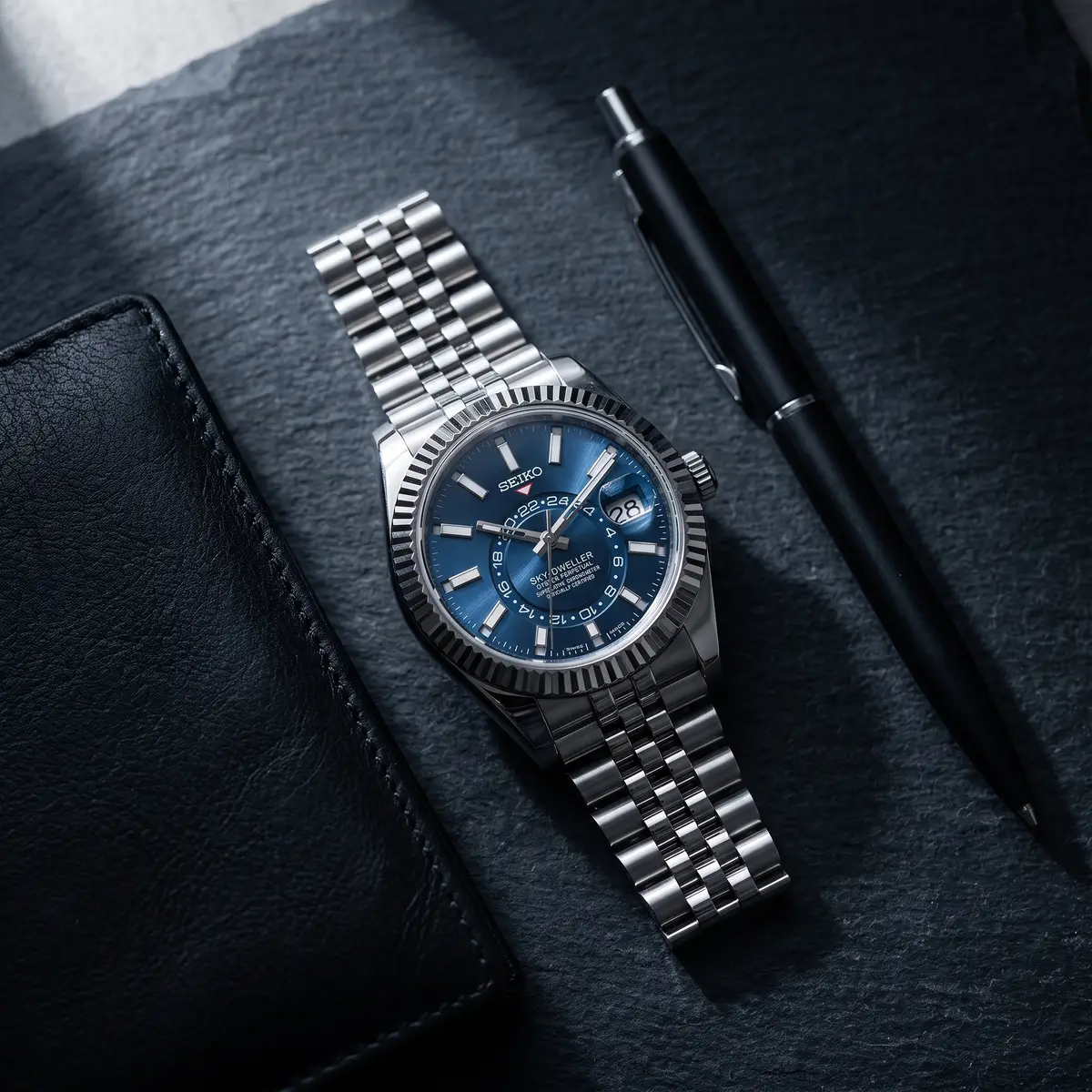 Seiko Mod Uhr DWELLER MOD – Blau – Flatlay auf Schiefer – MedoMods