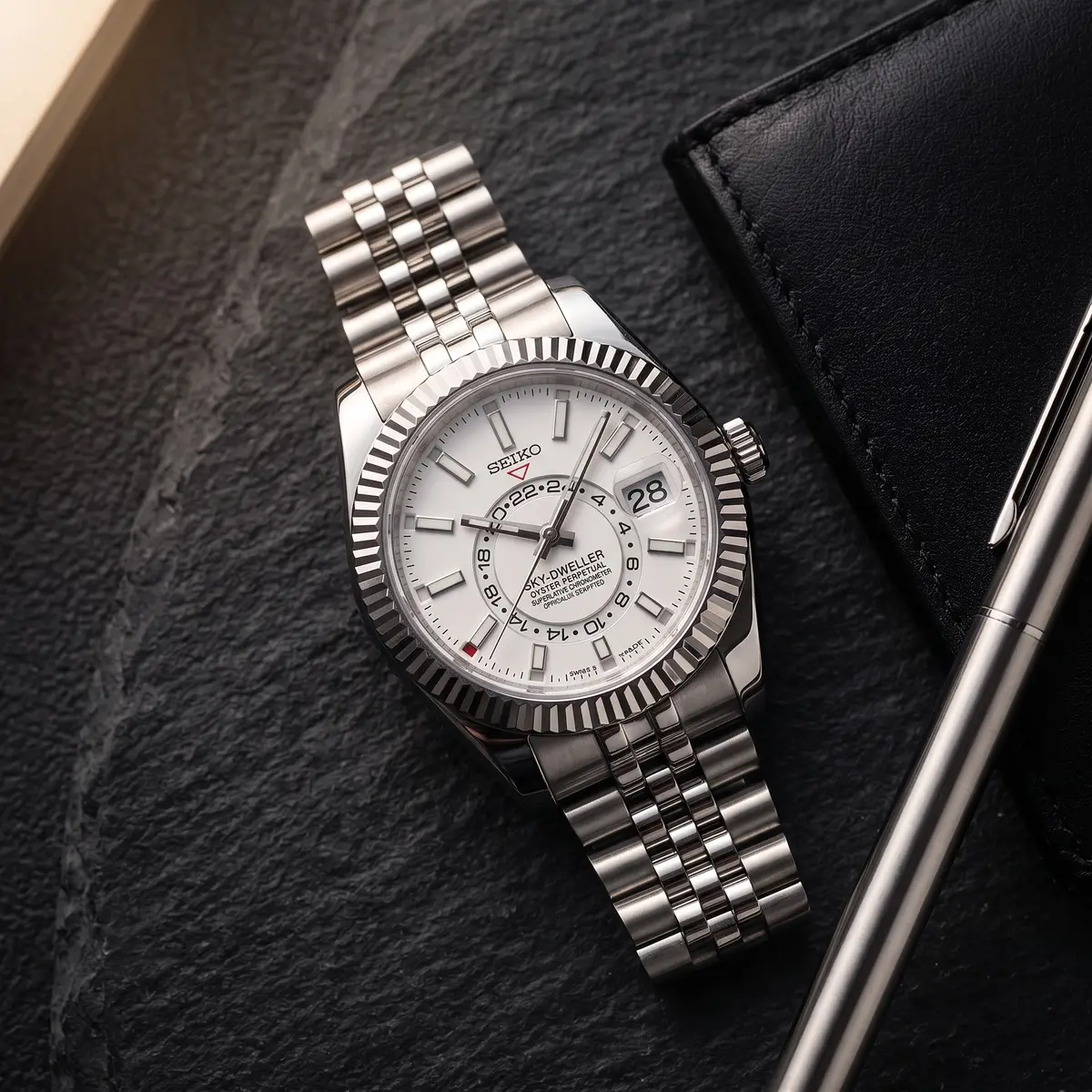 Seiko Mod Uhr DWELLER MOD – Ghost White – Flatlay auf Schiefer – MedoMods