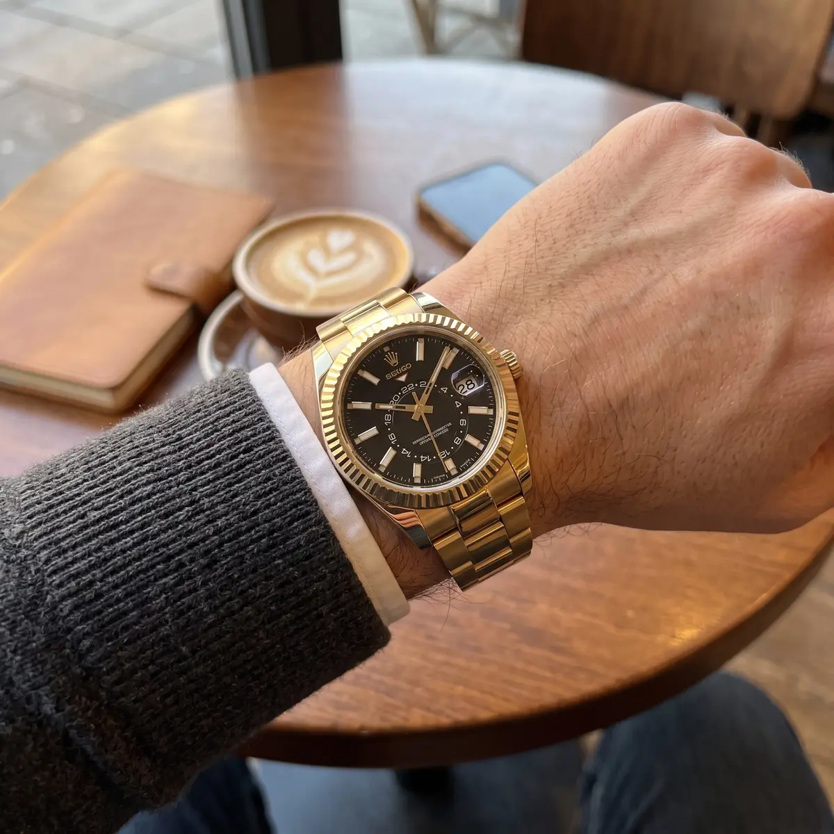 Seiko Mod Uhr DWELLER MOD – Imperial Gold / Schwarz – am Handgelenk – Wristshot – MedoMods
