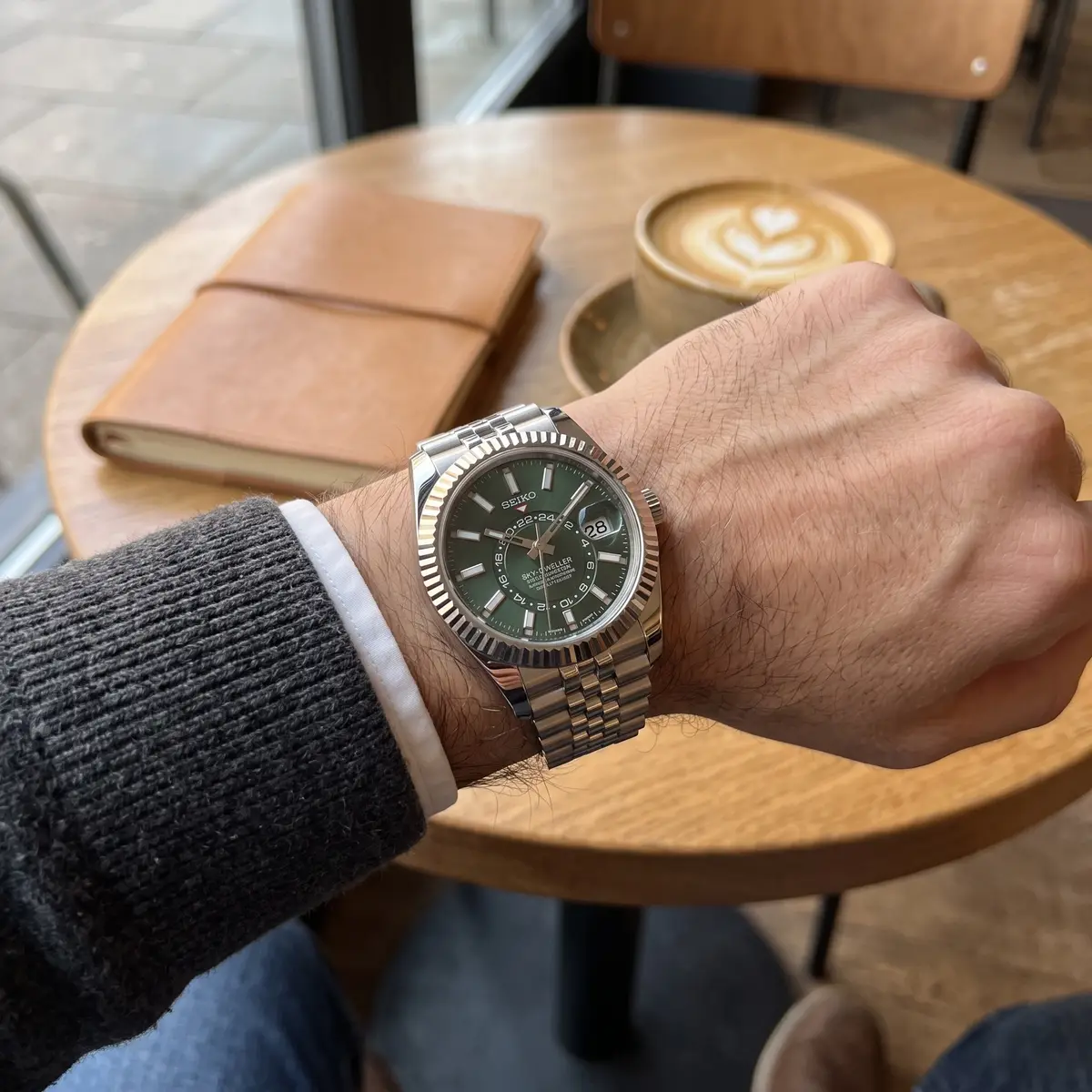 Seiko Mod Uhr DWELLER MOD – Mintgrün – am Handgelenk – Wristshot – MedoMods