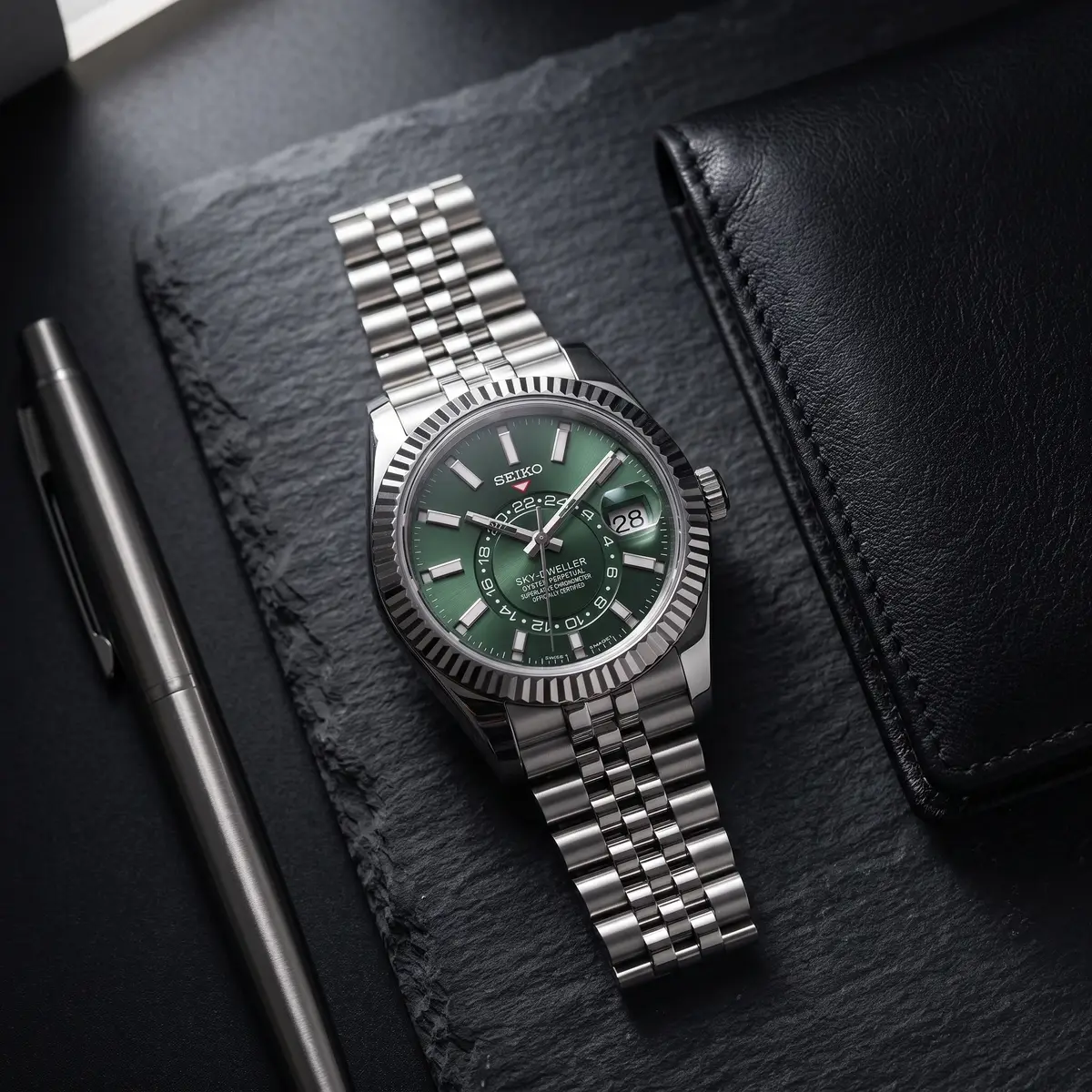 Seiko Mod Uhr DWELLER MOD – Mintgrün – Flatlay auf Schiefer – MedoMods