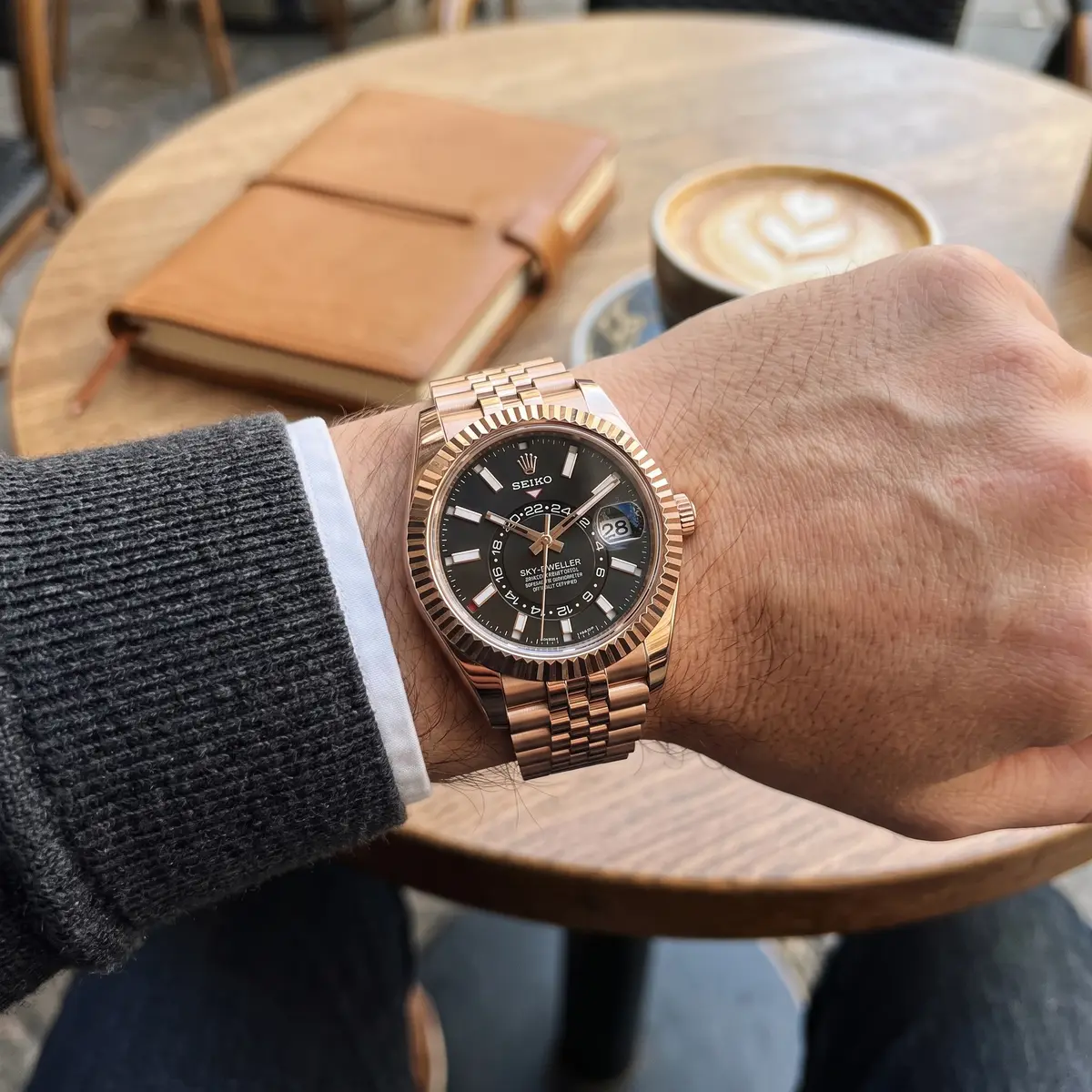 Seiko Mod Uhr DWELLER MOD – Roségold-Schwarz – am Handgelenk – Wristshot – MedoMods