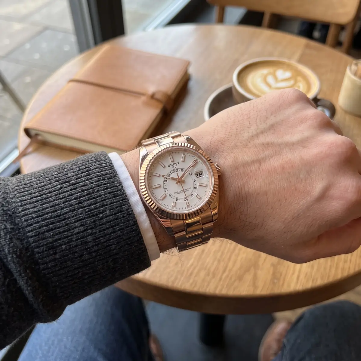 Seiko Mod Uhr DWELLER MOD – Roségold-Weiß – am Handgelenk – Wristshot – MedoMods