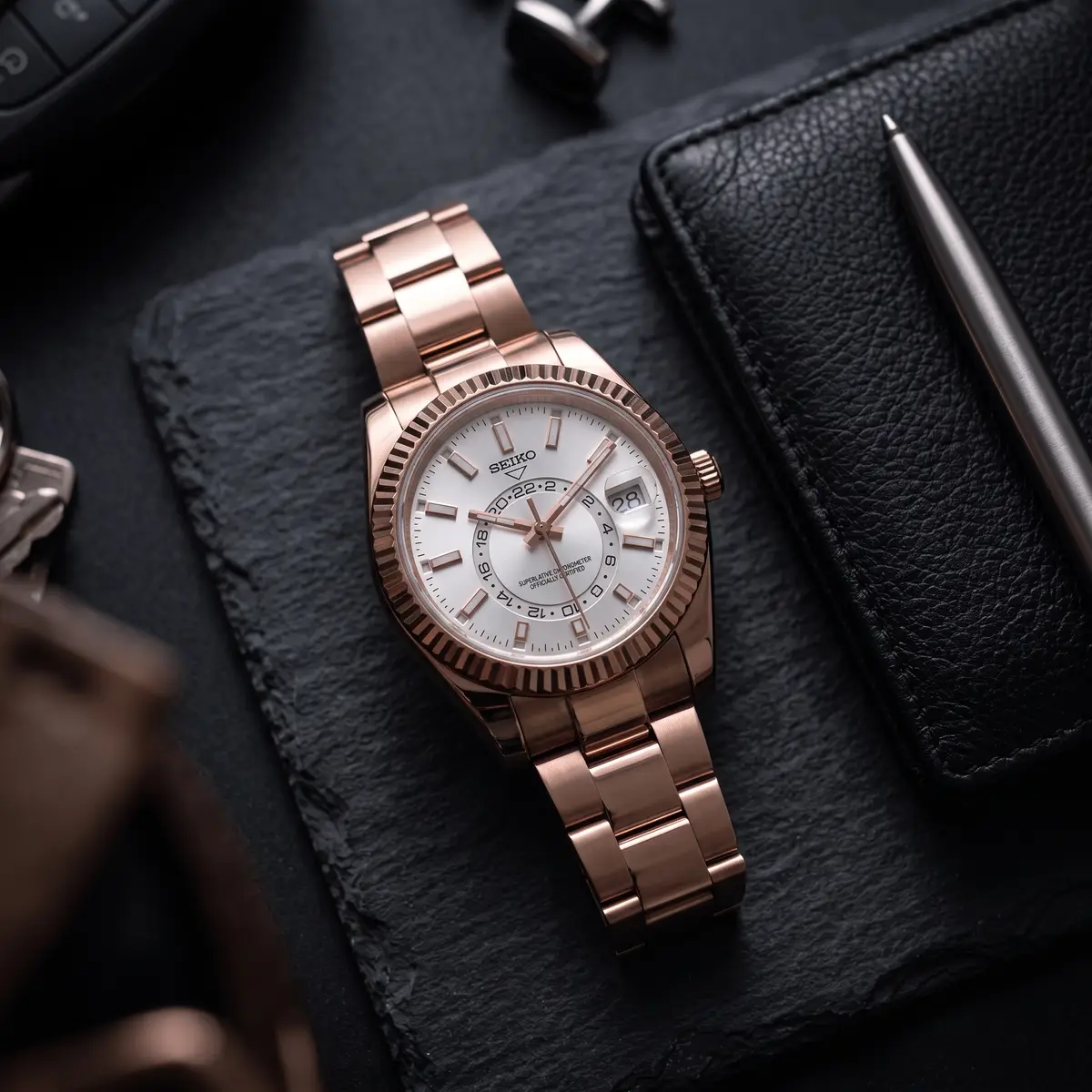 Seiko Mod Uhr DWELLER MOD – Roségold-Weiß – Flatlay auf Schiefer – MedoMods