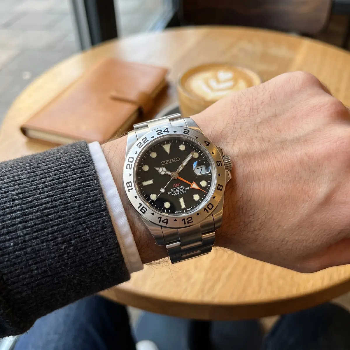 Seiko Mod Uhr EXPLORER MOD – SCHWARZ – am Handgelenk – Wristshot – MedoMods