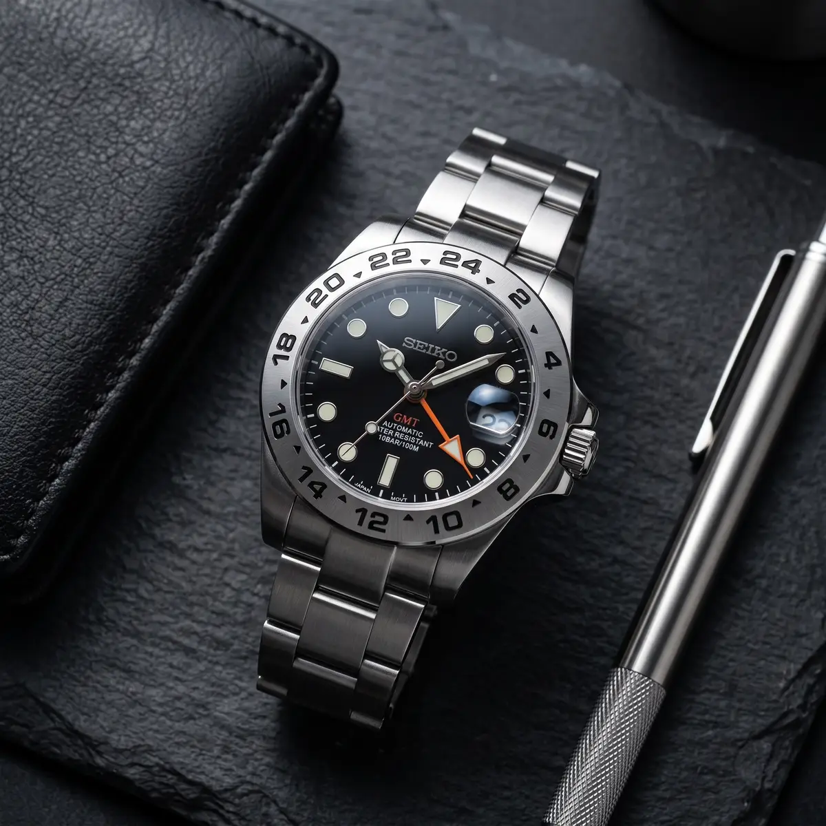 Seiko Mod Uhr EXPLORER MOD – SCHWARZ – Flatlay auf Schiefer – MedoMods